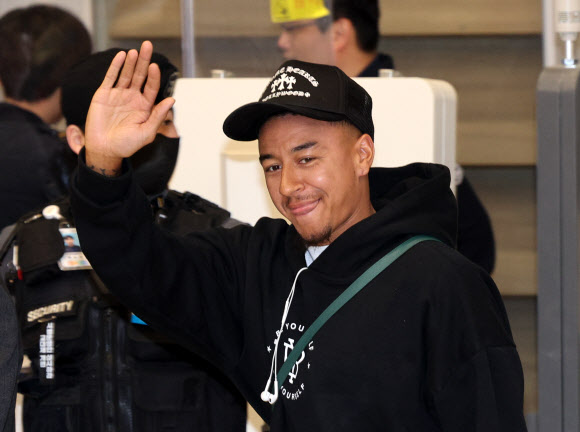 프로축구 FC서울 입단을 준비하는 잉글랜드 국가대표 출신 공격형 미드필더 제시 린가드가 5일 오후 인천국제공항을 통해 입국하고 있다. 2024.2.5  연합뉴스