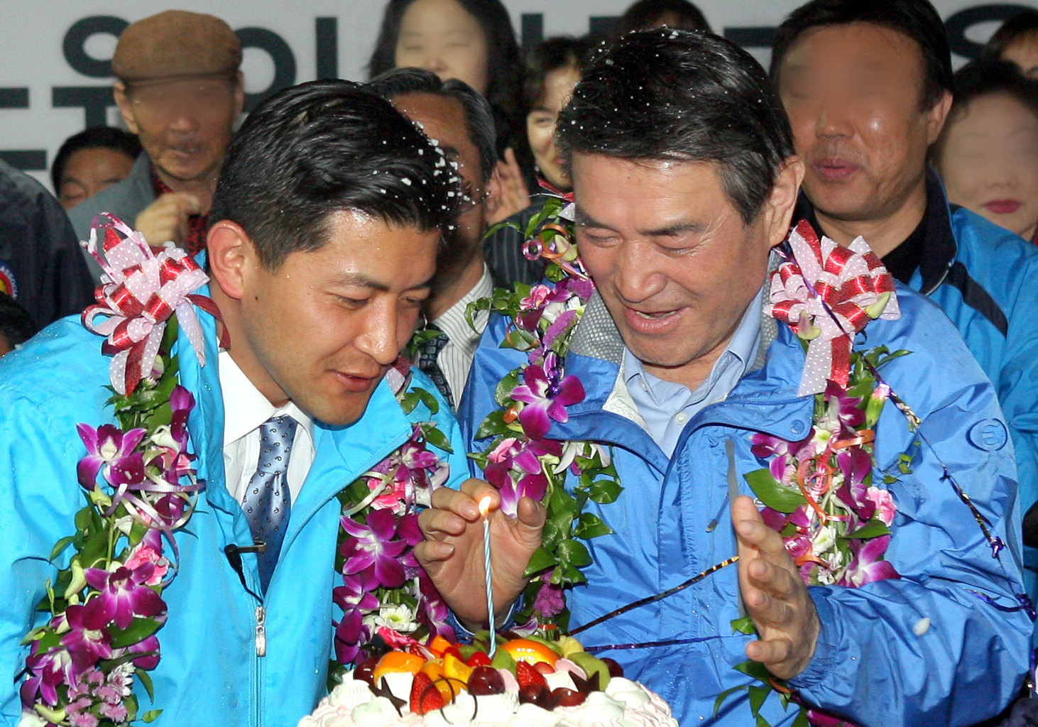 2008년 18대 총선 당시 서울 노원병에 출마한 아들 홍정욱(왼쪽) 한나라당 후보와 당선 축하 케이크의 촛불을 끄는 모습이다. 연합뉴스