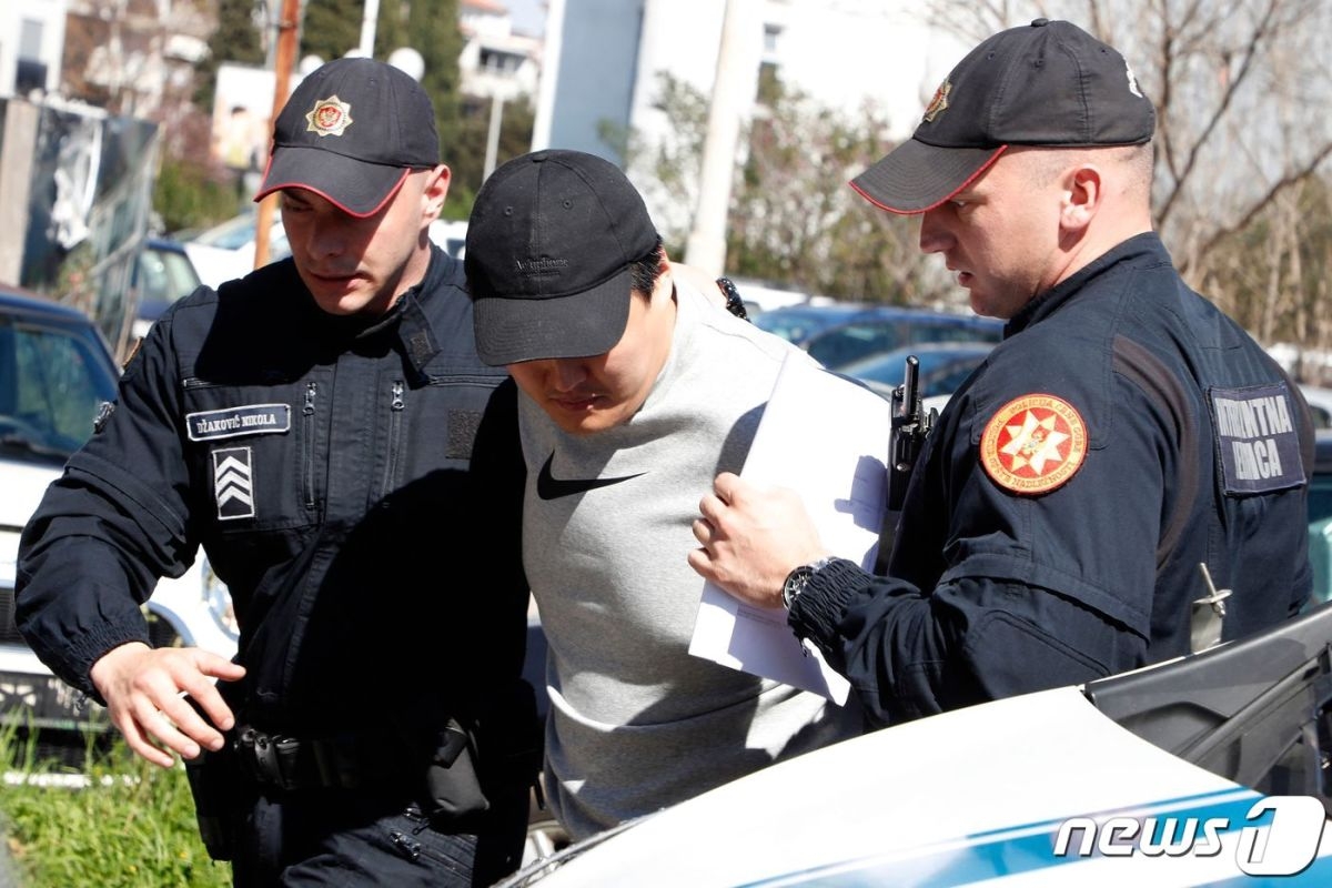 권도형 테라폼랩스 대표가 몬테네그로 포드고리차 공항에서 ‘테라·루나 폭락’ 사태와 관련해 경찰에 체포돼 법원에 도착하고 있다. AFP=뉴스1