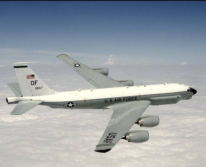 미국 공군 RC-135U(컴뱃센트) 정찰기 1대가 6일 일본 오키나와 가데나 공군기지(RODN)에서 이륙해 인천 부근 서해 먼바다 상공을 장시간 비행했다. 사진은 미 공군 자료 (기사 내용과 직접 관련 없음)