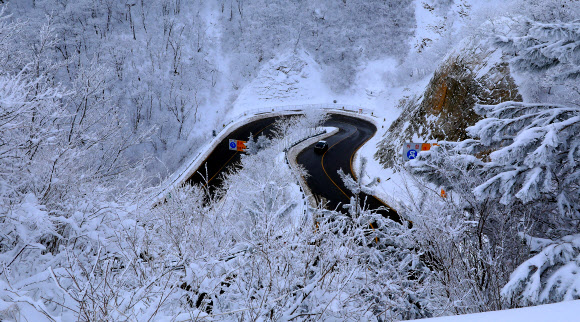 6일 오전 강원 인제군 북면 한계령 일대가 최근 내린 많은 눈으로 뒤덮여 설경을 연출하고 있다. 2024.2.6. 인제군 제공
