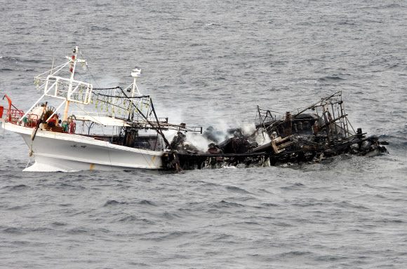 6일 오전 3시 55분께 독도 동방 111㎞ 해상에서 A호(45t급·승선원 9명)에서 불이 나 절반가량 불에 탄 A호가 반쯤 침몰해있다. 동해해경에 따르면 승선원 9명 모두 인근에서 조업 중이던 민간 어선 B호에 의해 구조됐다. 2024.2.6. 동해해양경찰서 제공