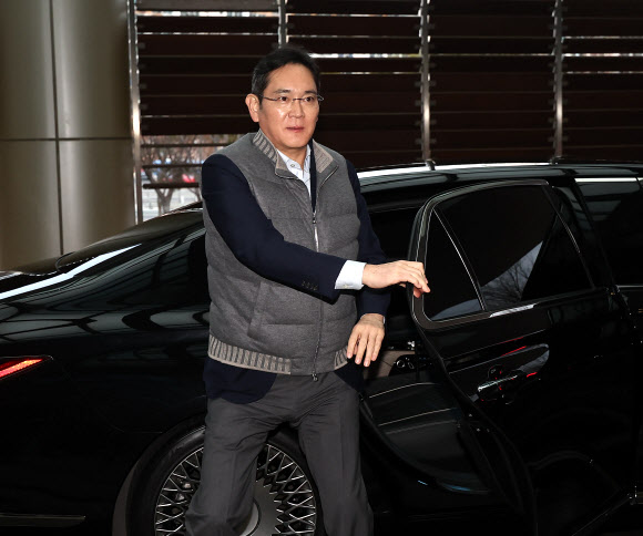 이재용 삼성전자 회장이 6일 오후 출국을 위해 서울 강서구 서울김포비즈니스항공센터에 들어서고 있다. 2024.2.6  연합뉴스