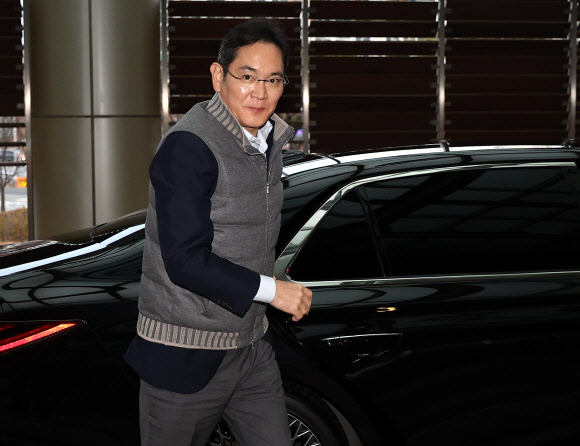 이재용 삼성전자 회장이 6일 오후 출국을 위해 서울 강서구 서울김포비즈니스항공센터에 들어서고 있다. 2024.2.6  연합뉴스