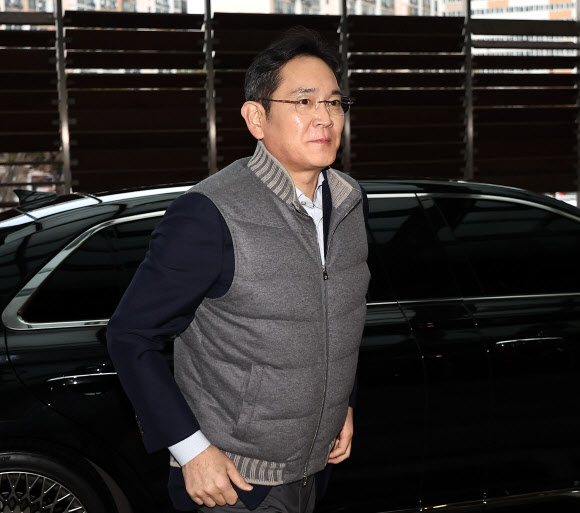 이재용 삼성전자 회장이 6일 오후 출국을 위해 서울 강서구 서울김포비즈니스항공센터에 들어서고 있다. 2024.2.6  연합뉴스