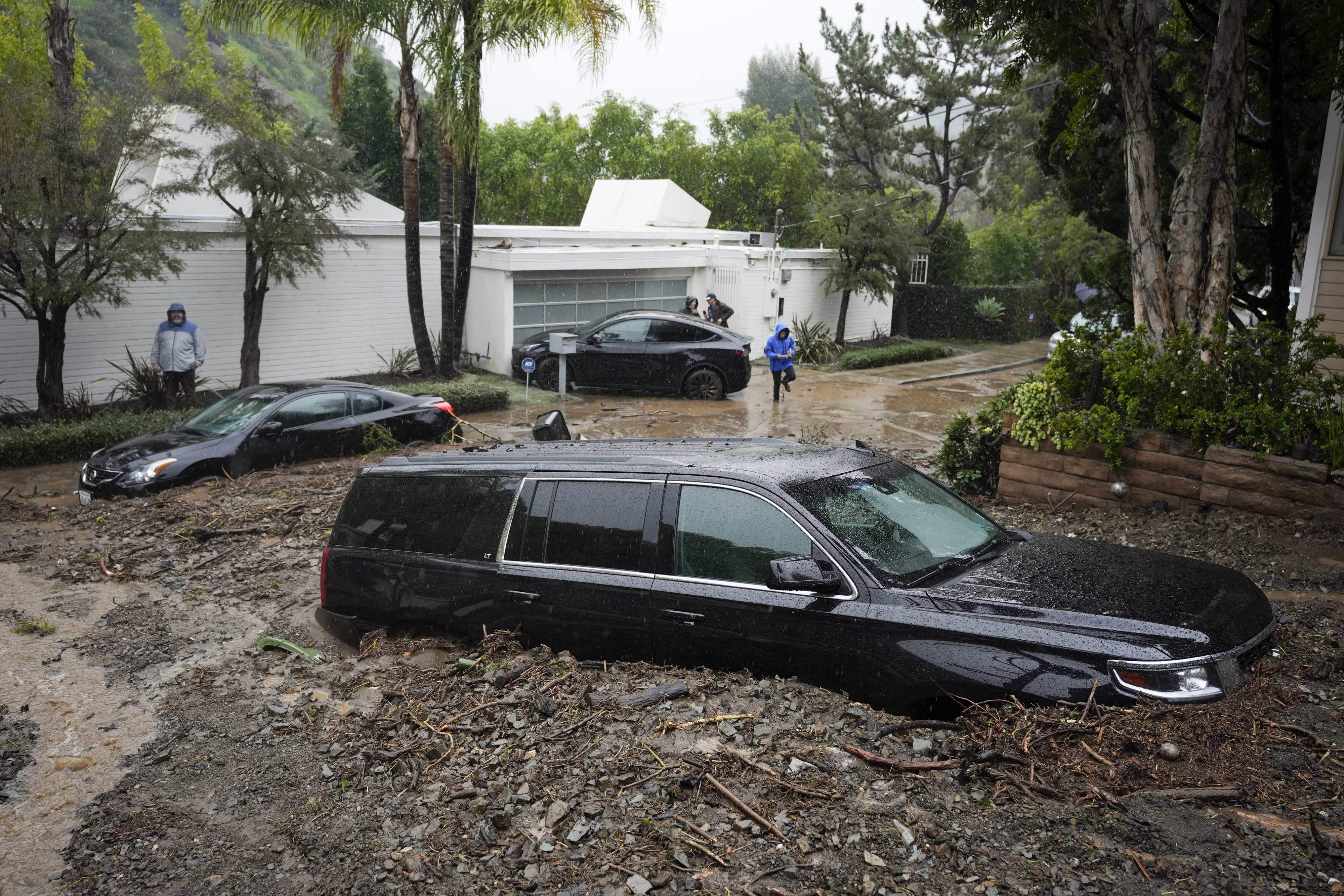 허리케인급 폭풍우가 미국 서부 캘리포니아를 강타한 5일(현지시간) 로스앤젤레스 베벌리 크레스트 지역 주택가로 쓸려 내려온 토사물에 차량들이 잠겨 있다. 캘리포니아에 광범위하게 역대급 폭우가 쏟아지면서 주택과 도로가 파손되고 인명 피해도 발생했다. 로스앤젤레스 AP 연합뉴스