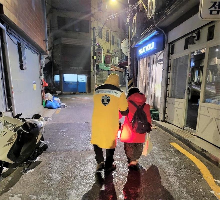 늦은 밤 혼자 귀가하는 여성과 동행하는 서울 영등포구 ‘안심귀가 스카우트’ 모습. 영등포구 제공