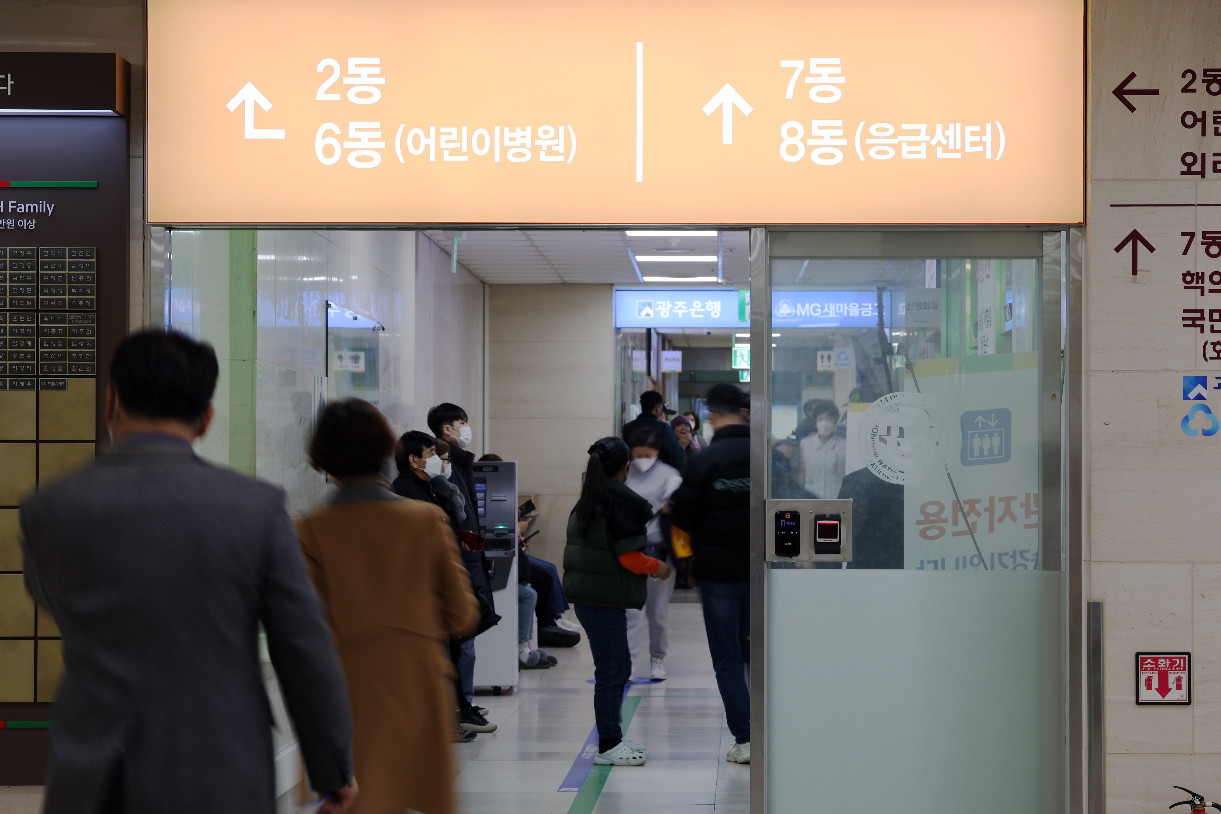 6일 광주 동구 전남대병원에서 방문객들이 병동을 오가고 있다. 광주 연합뉴스