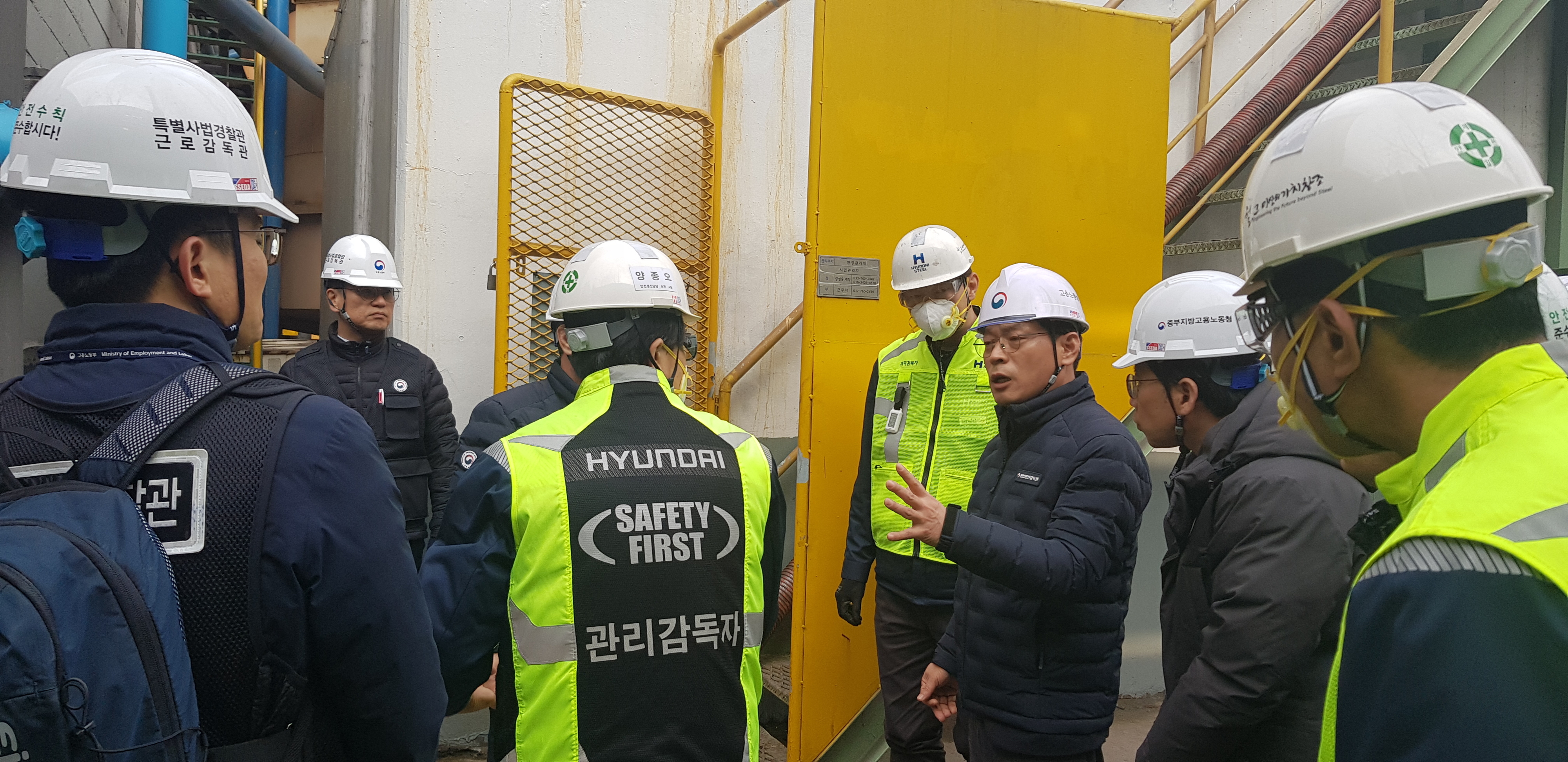 류경희 (사진 오른쪽에서 세번째)고용부 산업안전보건본부장이 6일 작업 중 1명이 숨지고 6명이 다친 현대제철 인천공장을 방문 점검하고 있다. 고용노동부