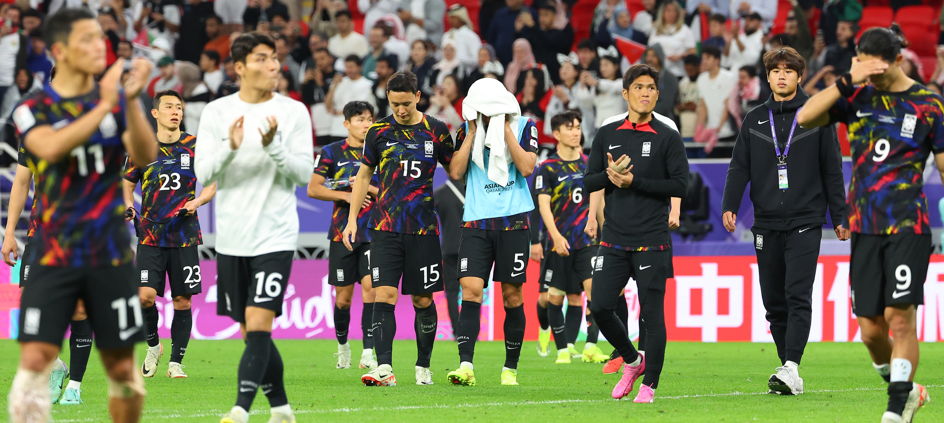 한국 축구 대표팀 선수들이 7일 카타르 알라이얀 아흐마드 빈 알리 스타디움 열린 2023 아시안컵 요르단과의 4강전에서 0-2로 완패해 결승 진출에 실패한 뒤 응원해준 팬들에게 인사하며 경기장을 나서고 있다.  알라이얀 연합뉴스