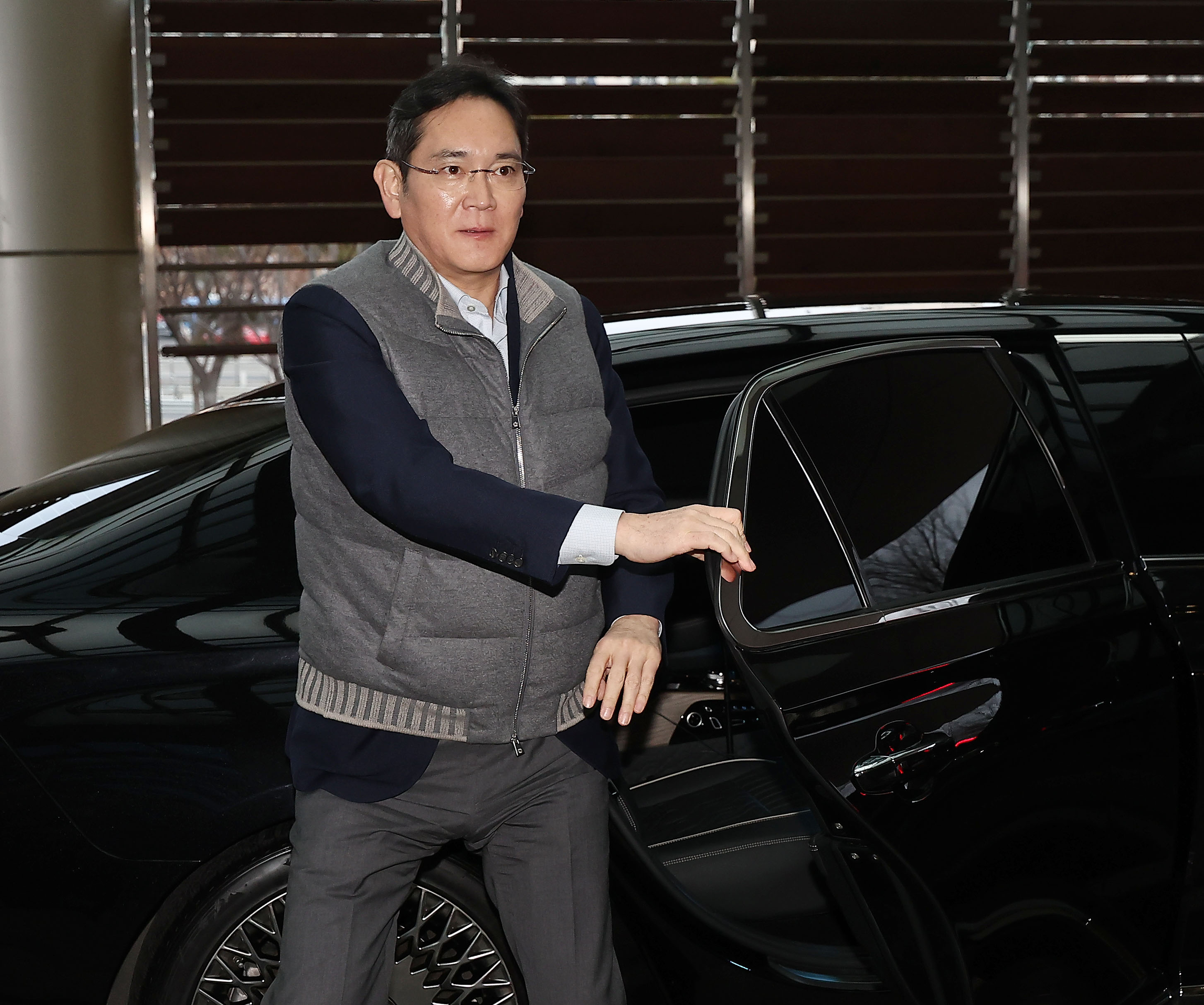 이재용 삼성전자 회장이 지난 6일 출국을 위해 서울 강서구 김포비즈니스항공센터에 들어서고 있다. 연합뉴스