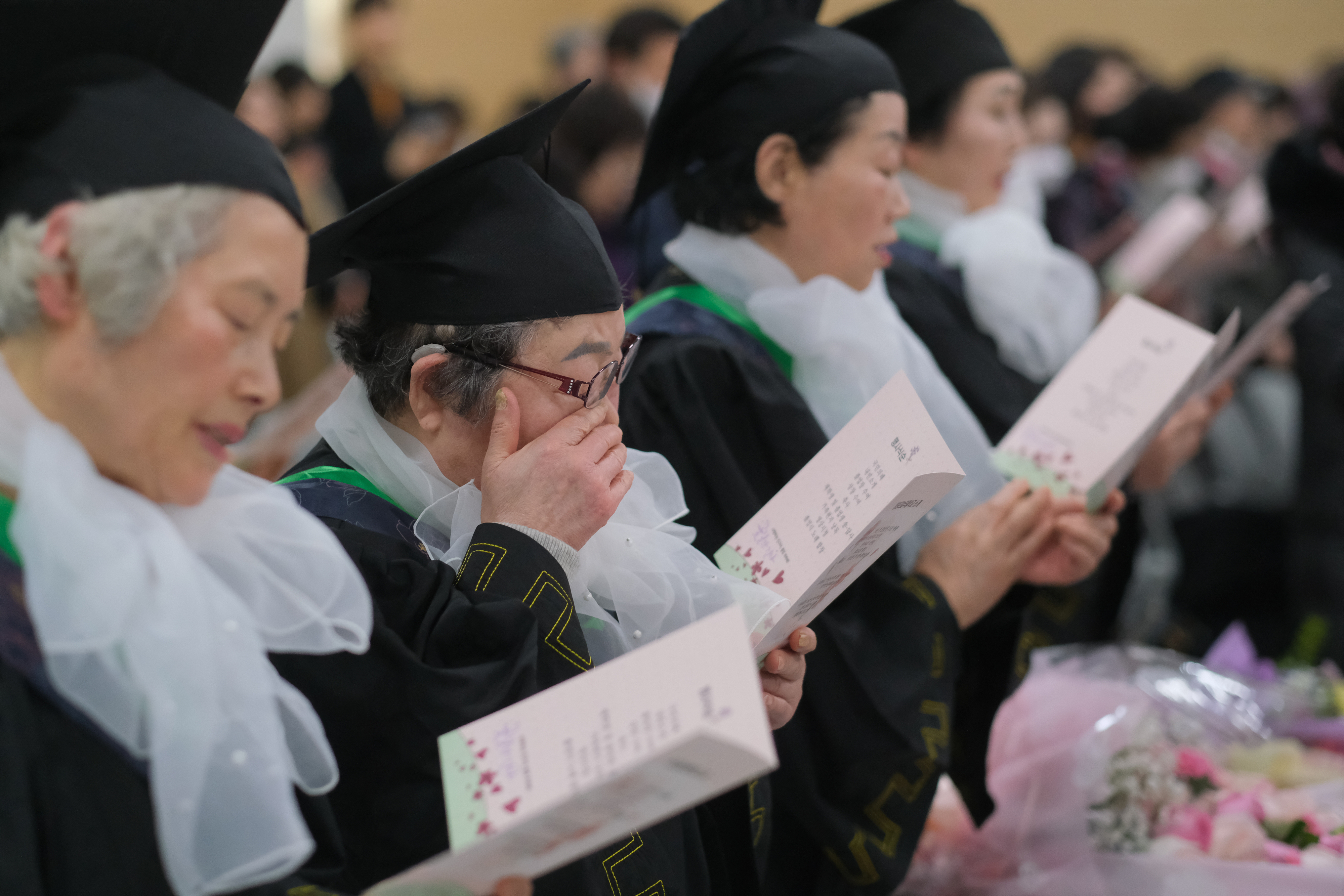 “못 배운 한 풀었소”… 학사모 어르신의 눈물