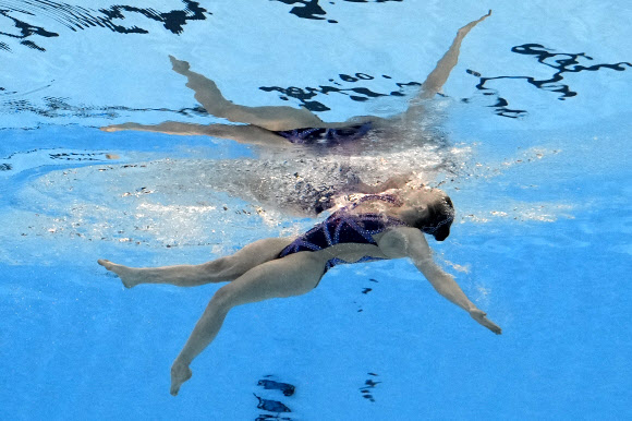 6일(현지시간) 카타르 도하에서 열린 ‘2024 세계수영선수권대회’ 아티스틱 스위밍 여자 개인 결승전에 출전한 독일 선수가 멋진 연기를 선보이고 있다. AP 연합뉴스