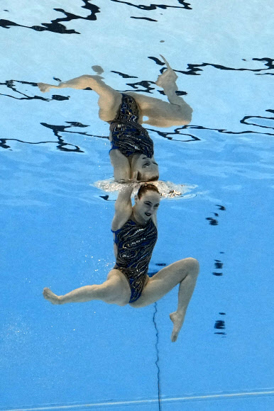 6일(현지시간) 카타르 도하에서 열린 ‘2024 세계수영선수권대회’ 아티스틱 스위밍 여자 개인 결승전에 출전한 네덜란드 선수가 멋진 연기를 선보이고 있다. AP 연합뉴스