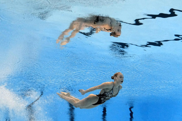 6일(현지시간) 카타르 도하에서 열린 ‘2024 세계수영선수권대회’ 아티스틱 스위밍 여자 개인 결승전에 출전한 벨라루스 선수가 멋진 연기를 선보이고 있다. AP 연합뉴스