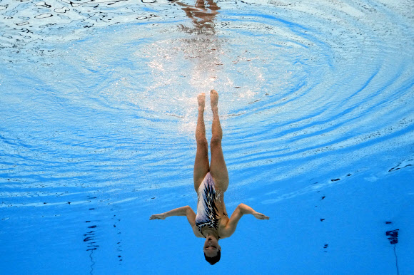 6일(현지시간) 카타르 도하에서 열린 ‘2024 세계수영선수권대회’ 아티스틱 스위밍 여자 개인 결승전에 출전한 이탈리아 선수가 멋진 연기를 선보이고 있다. AP 연합뉴스