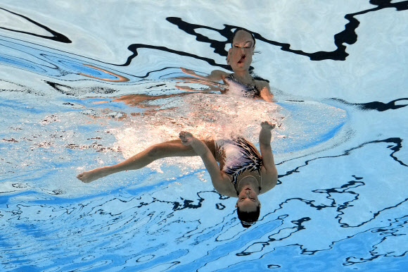 6일(현지시간) 카타르 도하에서 열린 ‘2024 세계수영선수권대회’ 아티스틱 스위밍 여자 개인 결승전에 출전한 이탈리아 선수가 멋진 연기를 선보이고 있다. AP 연합뉴스