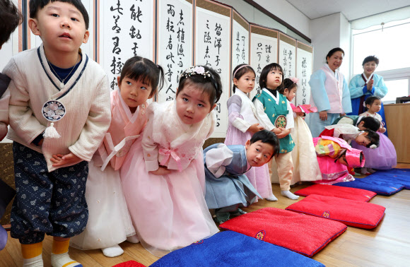 세배 예절 배우는 어린이들