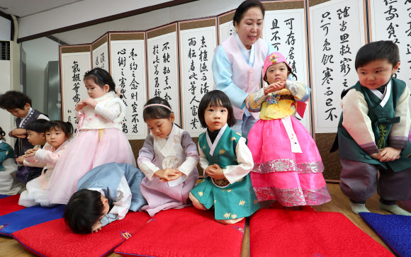 세배하는 법 배우는 어린이들