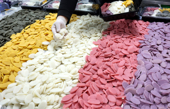 설을 사흘 앞둔 7일 오후 경기도 수원시 장안구 정자시장 내 한 떡집에서 상인이 오색 가래떡을 포장하고 있다. 2024.2.7  연합뉴스