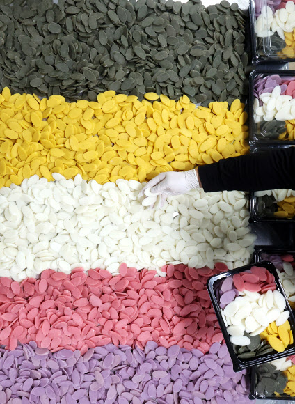 설을 사흘 앞둔 7일 오후 경기도 수원시 장안구 정자시장 내 한 떡집에서 상인이 오색 가래떡을 포장하고 있다. 2024.2.7  연합뉴스