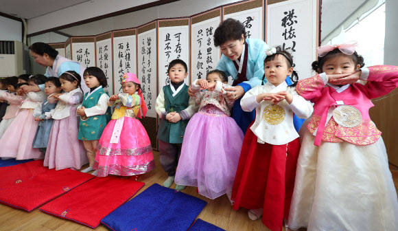 설날 예절 배우는 어린이들