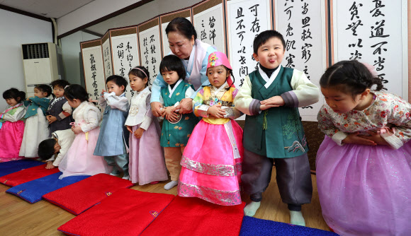 세배 예절 배우는 어린이들