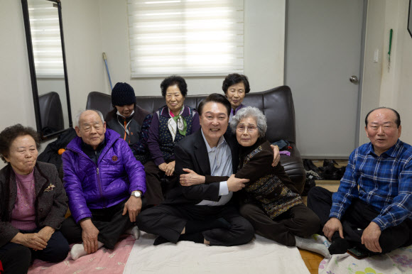 윤석열 대통령이 7일 서울 강북구의 한 미등록 경로당을 방문해 어르신들과 기념 촬영을 하고 있다.  2024.2.7   대통령실 제공