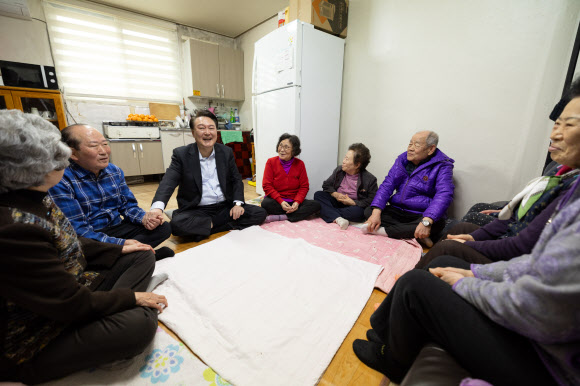 윤석열 대통령이 7일 서울 강북구의 한 미등록 경로당을 방문해 어르신들과 이야기를 나누고 있다.  2024.2.7   대통령실 제공