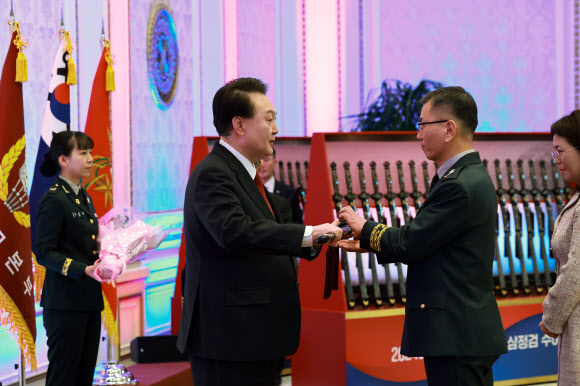 삼정검 수여하는 윤석열 대통령