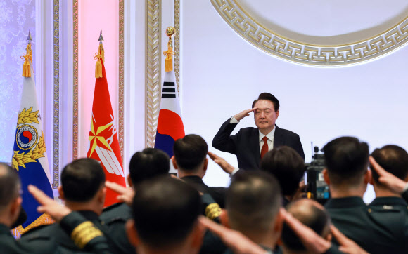 진급 장성 경례 받는 윤석열 대통령
