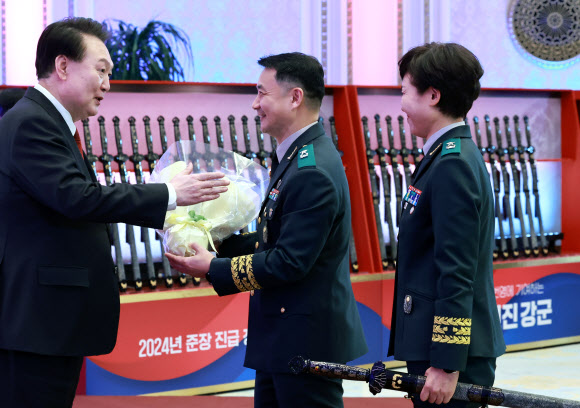 윤석열 대통령, 부부 준장에게 꽃다발 전달