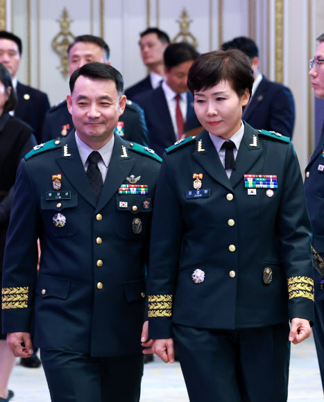 부부 준장 나란히 단상 앞으로