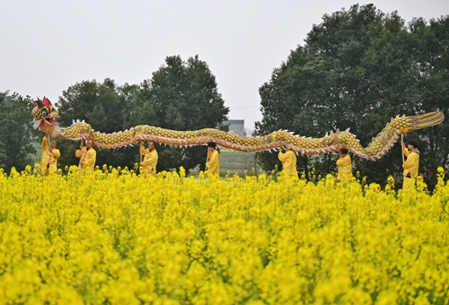 중국 쓰촨성 루저우에서 풍년을 기원하는 용춤을 선보이고 있다. 연합뉴스