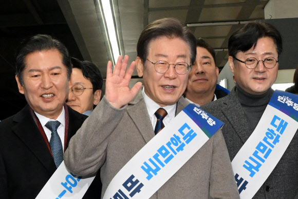 더불어민주당 이재명 대표가 8일 서울 용산구 용산역에서 설 귀성인사를 한 후 귀성 메시지를 전달하고 있다.  연합뉴스