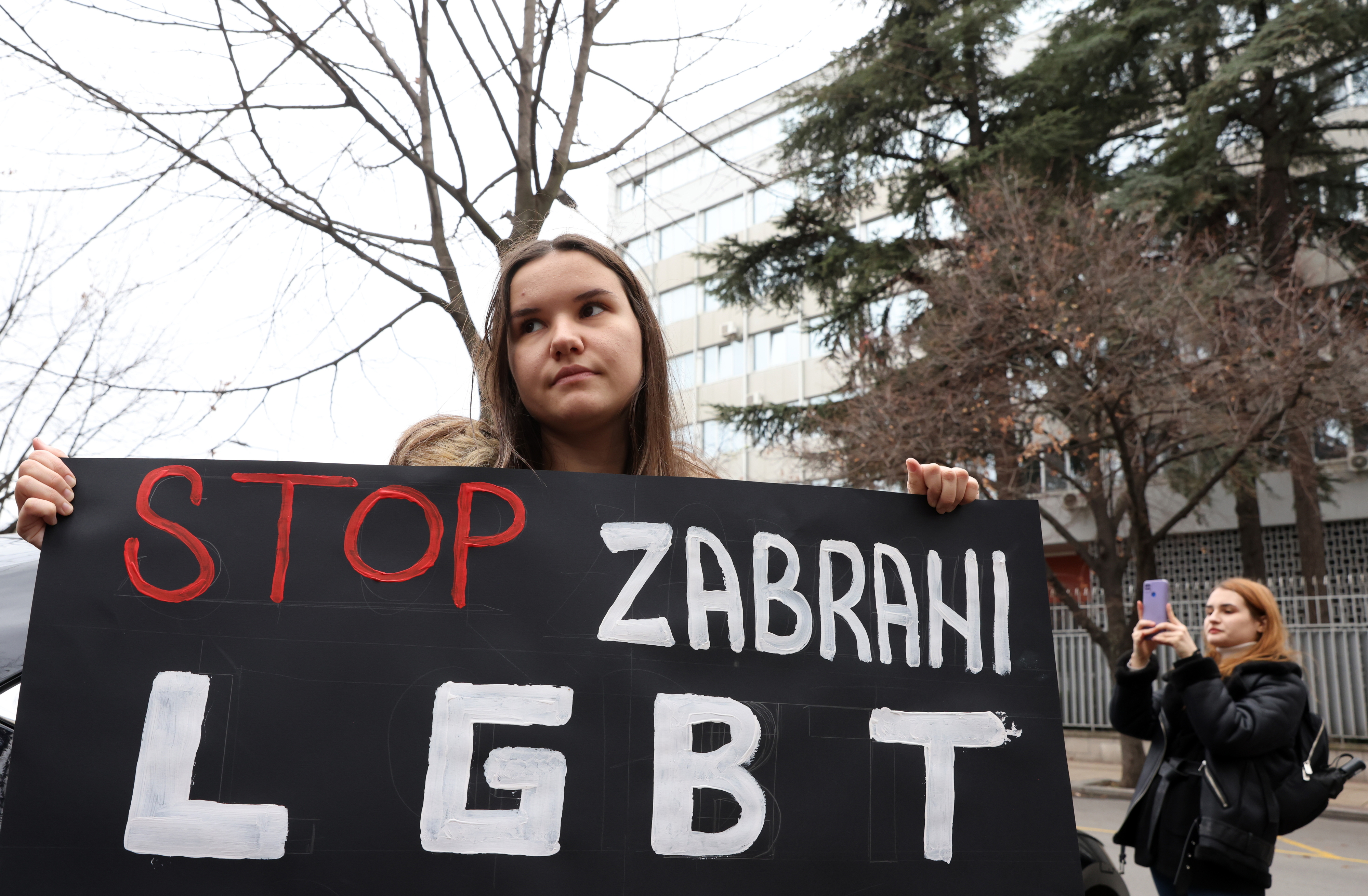 2023년 12월 13일 세르비아 베오그라드에서 한 행동가가 러시아 정부가 ‘LGBT 국제 대중 운동’의 러시아 내 활동을 금지하기 위한 행정 소송을 대법원에 제기한 데 항의하는 시위를 하고 있다.  베오그라드 EPA 연합뉴스