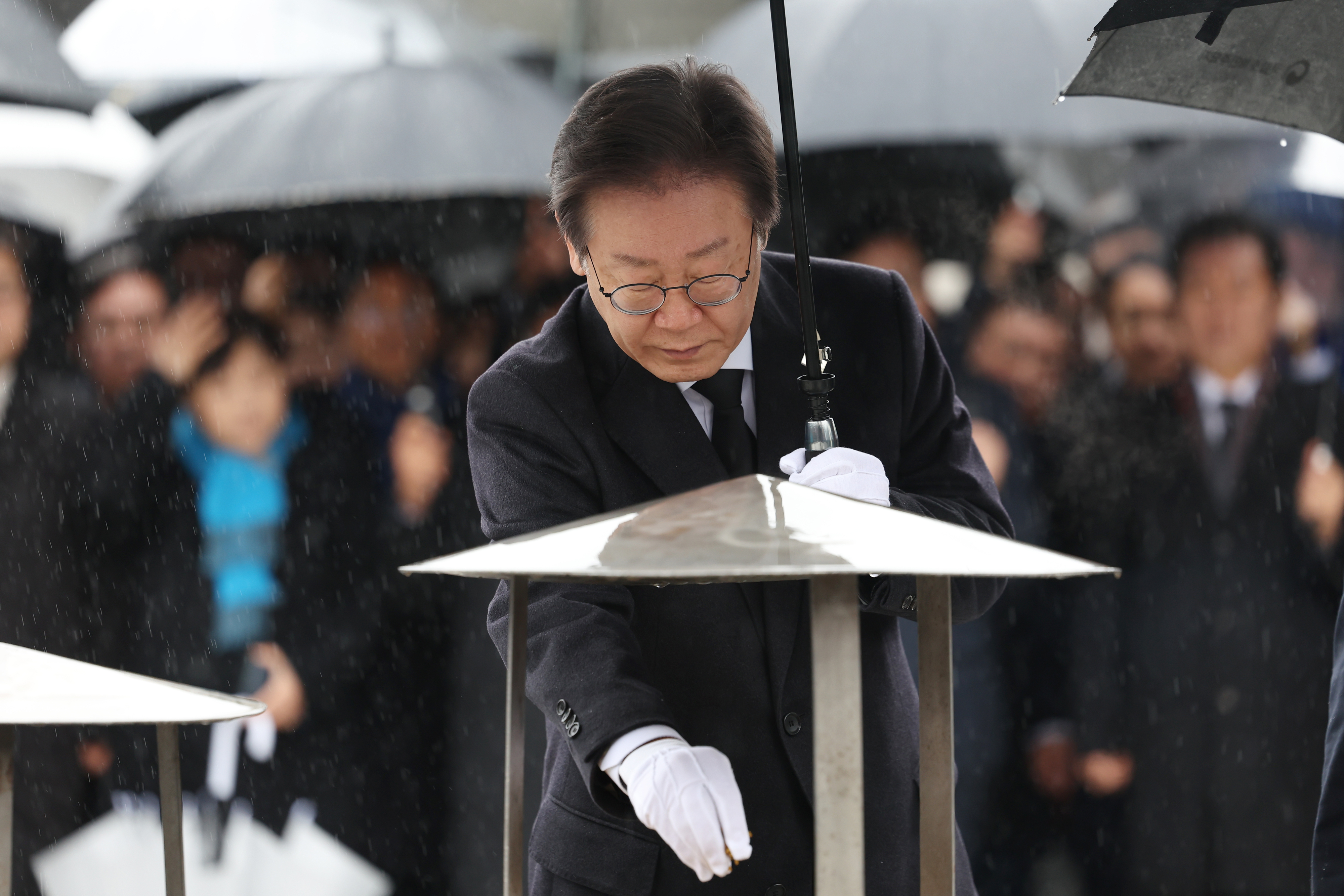 더불어민주당 이재명 대표가 5일 오전 광주 북구 국립 5·18 민주묘지에서 분향하고 있다. 연합뉴스