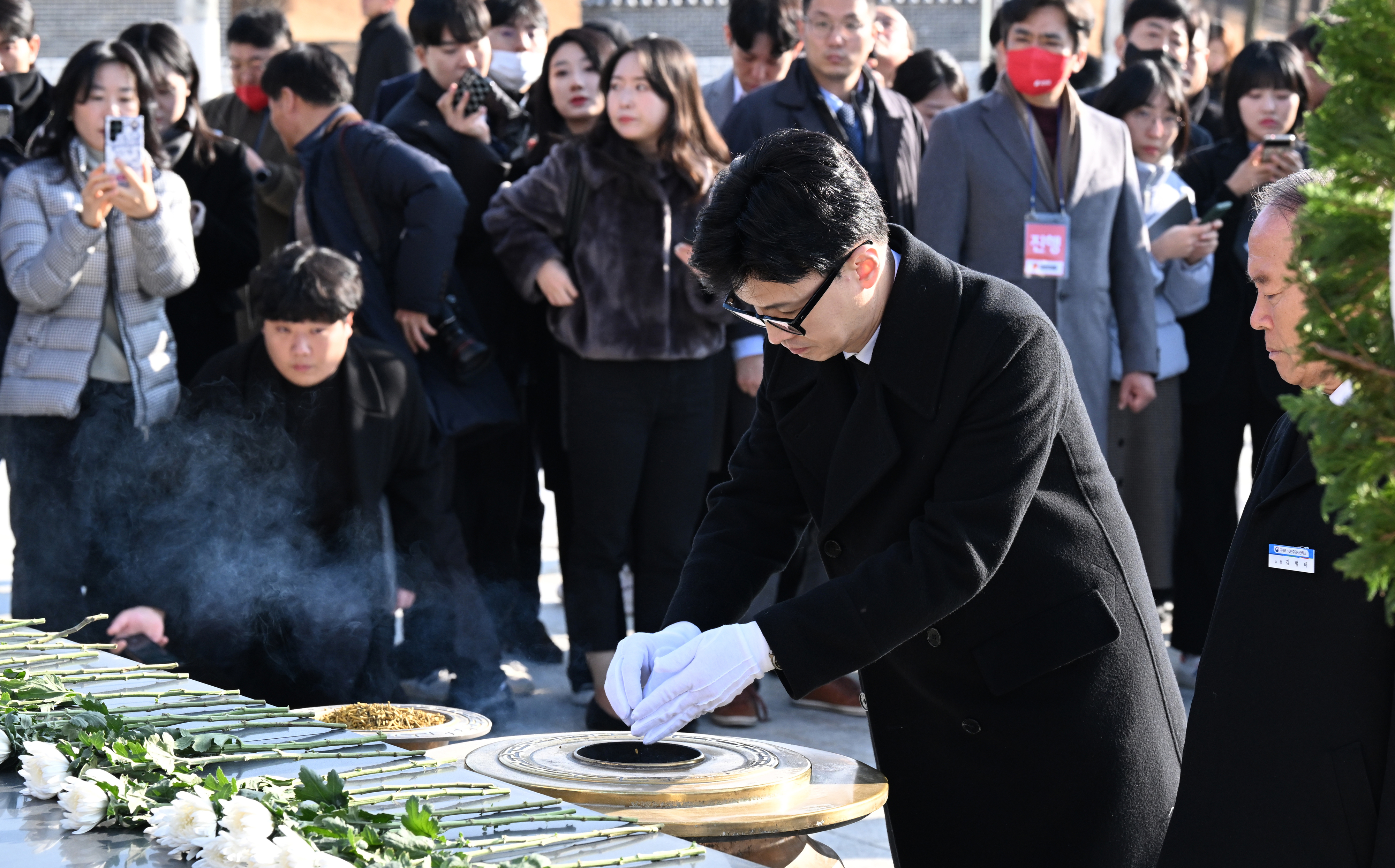 한동훈 국민의힘 비상대책위원장이 4일 오전 광주 북구 운정동 국립5·18민주묘지를 참배하고 있다.뉴스1