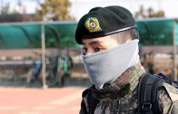 그룹 방탄소년단(BTS)의 뷔(본명 김태형)가 8일 강원 춘천역에서 자대로 이동하는 차량으로 향하고 있다. 지난해 12월 11일 육군에 입대한 뷔는 기초군사훈련과 후반기 교육을 모두 수료한 뒤 이날 자대인 2군단 군사경찰단으로 배치됐다. 2024.2.8 연합뉴스