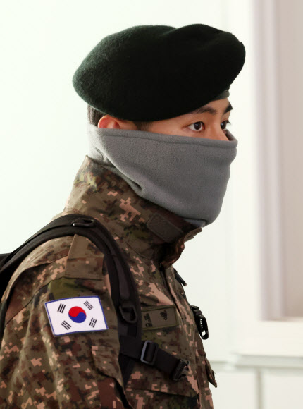 그룹 방탄소년단(BTS)의 뷔(본명 김태형)가 8일 강원 춘천역에서 자대로 이동하는 차량으로 향하고 있다.      지난해 12월 11일 육군에 입대한 뷔는 기초군사훈련과 후반기 교육을 모두 수료한 뒤 이날 자대인 2군단 군사경찰단으로 배치됐다. 2024.2.8 연합뉴스