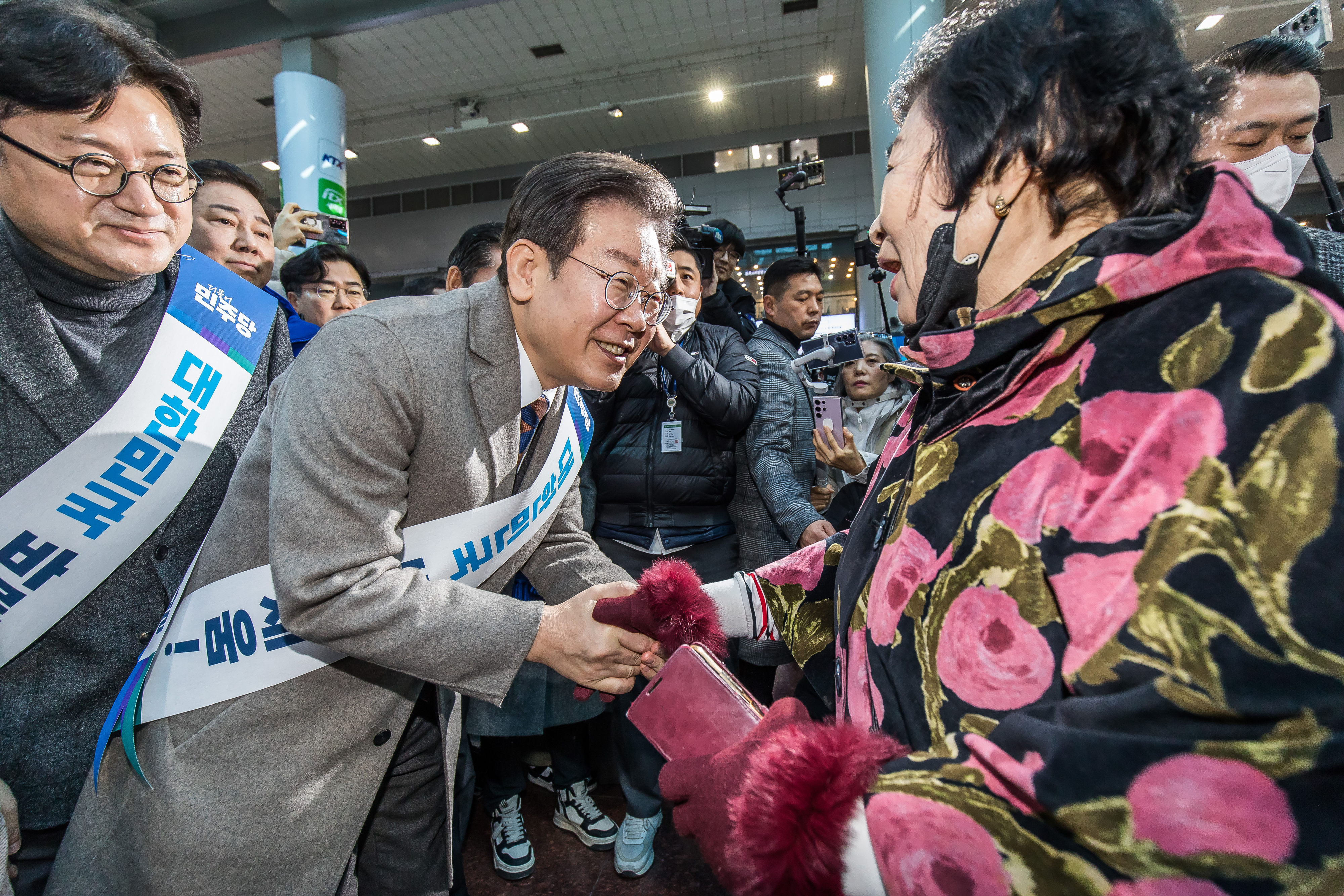 더불어민주당 이재명 대표가 설 연휴를 하루 앞둔 8일 서울 용산구 용산역에서 귀성길에 오른 시민들과 악수하며 인사하고 있다. 2024.28 안주영 전문기자