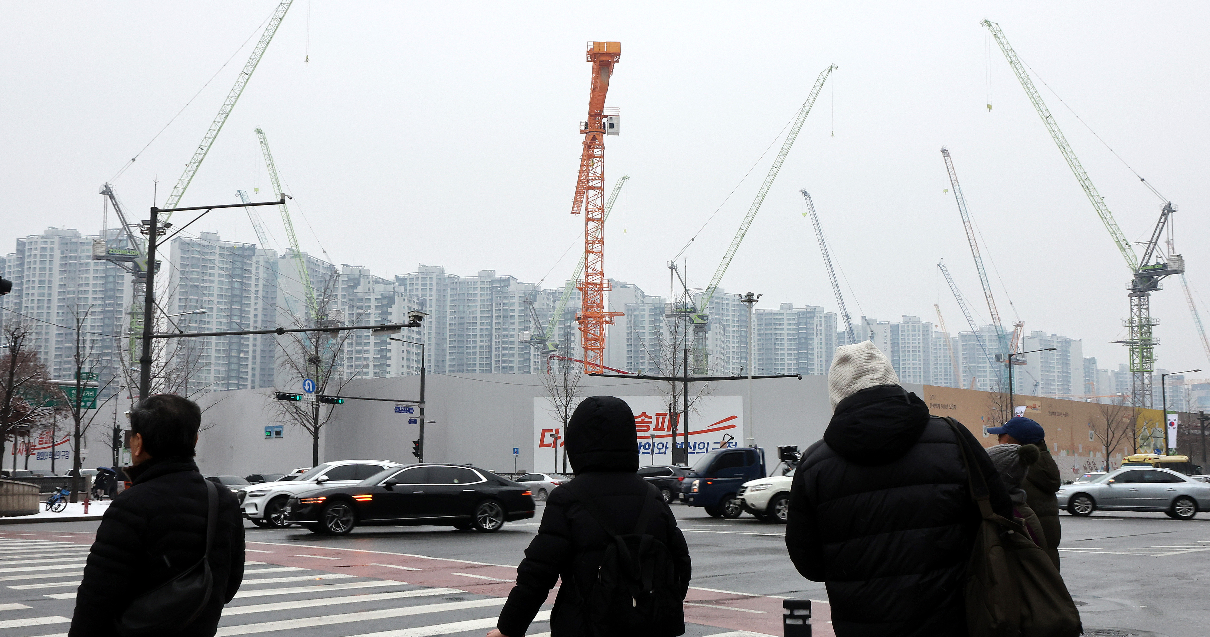 서울 송파구 재건축 아파트 현장 앞으로 시민들이 지나가고 있다.  2024.1.9. 뉴스1