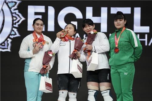 김수현이 8일(현지 시간) 우즈베키스탄 타슈켄트에서 열린 2024 아시아역도선수권 여자 81㎏급 시상식에서 금메달에 입을 맞추고 있다. 대한역도연맹 제공
