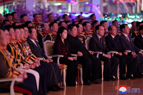 김정은 북한 국무위원장이 딸 주애와 함께 지난 8일 건군절 76주년을 기념하는 경축 연회에 참석했다고 조선중앙통신이 9일 보도했다. 2024.2.9. 평양 조선중앙통신·연합뉴스