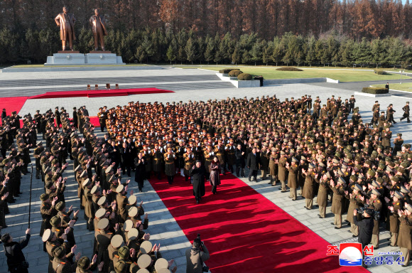 김정은 북한 국무위원장이 딸 주애와 함께 조선인민군 창건일인 지난 8일 건군절 오후에 국방성을 축하 방문했다고 조선중앙통신이 9일 보도했다. 2024.2.9. 평양 조선중앙통신·연합뉴스