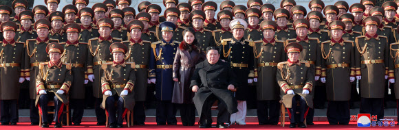 김정은 북한 국무위원장이 딸 주애와 함께 조선인민군 창건일인 지난 8일 건군절 오후에 국방성을 축하 방문했다고 조선중앙통신이 9일 보도했다. 2024.2.9. 평양 조선중앙통신·연합뉴스