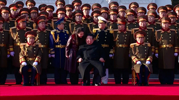 김정은 북한 국무위원장이 딸 주애와 조선인민군 창건(건군절) 76주년을 맞아 지난 8일 국방성을 축하 방문했다고 조선중앙TV가 9일 보도했다. 2024.2.9. 조선중앙TV 화면·연합뉴스