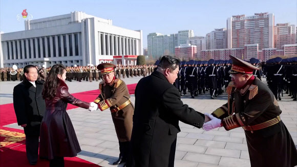북한 조선인민군 창건(건군절) 76주년을 맞아 지난 8일 국방성을 축하 방문한 김정은 국무위원장과 딸 주애가 군 간부들과 악수하고 있다. 2024.2.9. 조선중앙TV 화면·연합뉴스