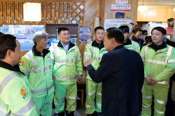 윤석열 대통령이 설 연휴 첫날인 9일 서울 동작구 한 식당에서 동작구 소속 가로청소 환경공무관들과 아침식사를 마친 뒤 헤어지기 전 인사를 나누고 있다. 2024.2.9. 대통령실 제공