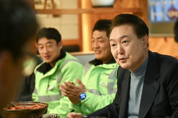 윤석열 대통령이 설 연휴 첫날인 9일 서울 동작구 한 식당에서 동작구 소속 가로청소 환경공무관들과 조찬을 함께 하며 이야기를 나누고 있다. 2024.2.9. 대통령실 제공